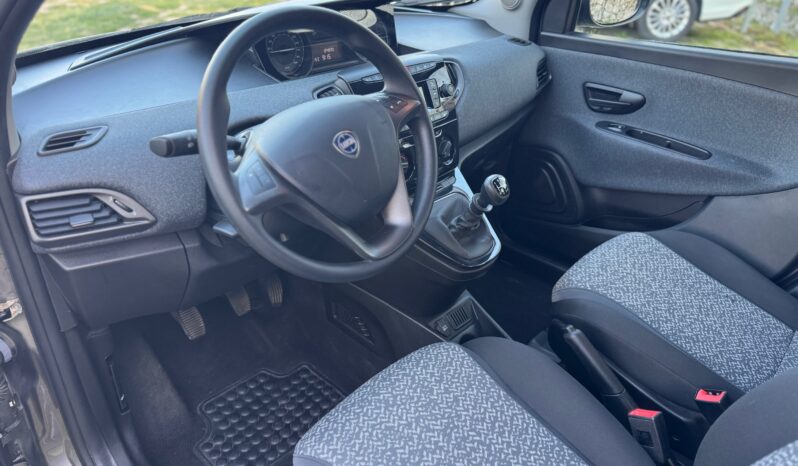 
								Lancia Ypsilon 1.0 70CV Hybrid SILVER PLUS full									