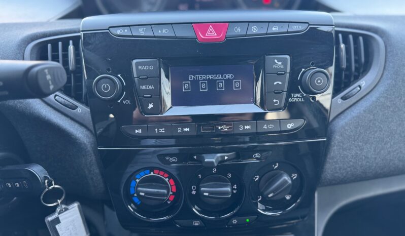 
								Lancia Ypsilon 1.0 70CV Hybrid SILVER PLUS full									