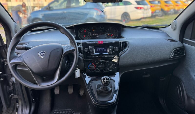 
								Lancia Ypsilon 1.0 70CV Hybrid SILVER PLUS full									