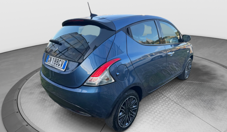
								Lancia Ypsilon 1.0 70CV Hybrid SILVER PLUS full									