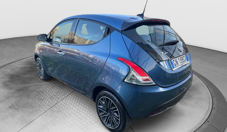 
								Lancia Ypsilon 1.0 70CV Hybrid SILVER PLUS full									