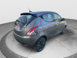 
										Lancia Ypsilon 1.0 70CV Hybrid SILVER PLUS full									