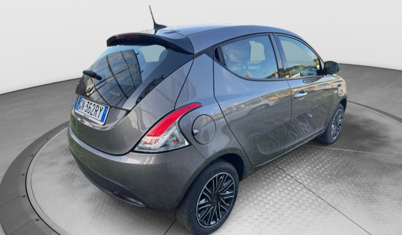 
								Lancia Ypsilon 1.0 70CV Hybrid SILVER PLUS full									
