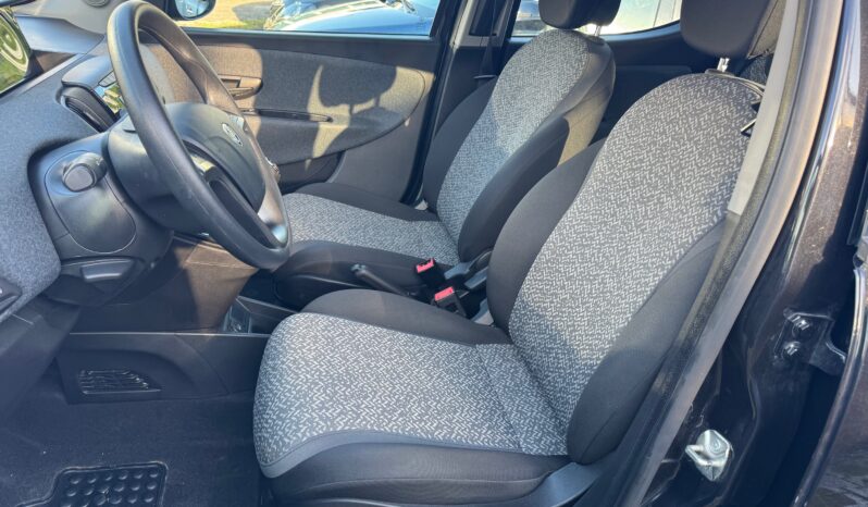 
								Lancia Ypsilon 1.0 70CV Hybrid Silver Plus full									