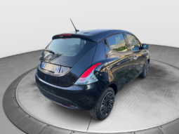 
										Lancia Ypsilon 1.0 70CV Hybrid Silver Plus full									