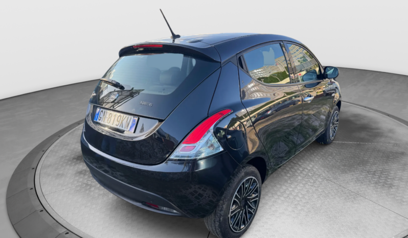 
								Lancia Ypsilon 1.0 70CV Hybrid Silver Plus full									