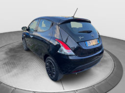 
										Lancia Ypsilon 1.0 70CV Hybrid Silver Plus full									
