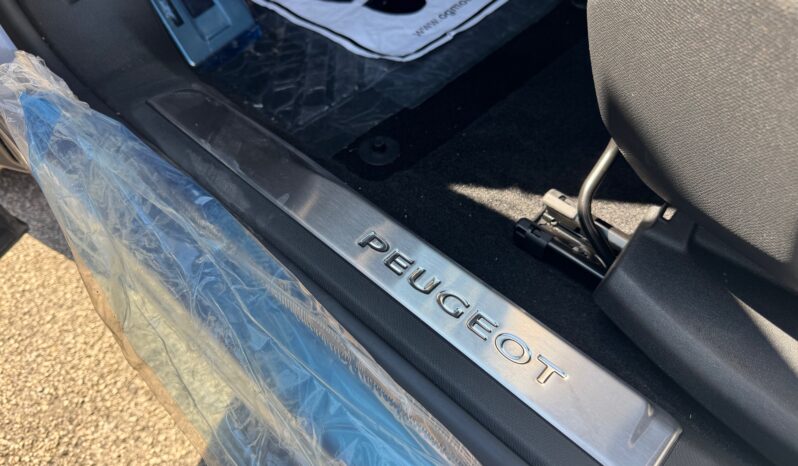 
								PEUGEOT 3008 HYBRID E-DCS 6 136cv – GT full									