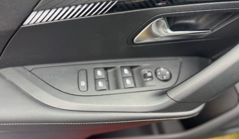 
								PEUGEOT New 2008 1.5 BlueHDi 130cv EAT8 S&S Allure full									