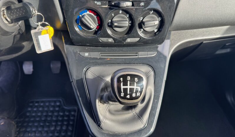 
								LANCIA YPSILON 1.0cc 70cv MHEV GOLD full									