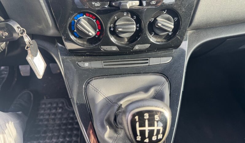 
								LANCIA YPSILON 1.0cc 70cv MHEV GOLD full									