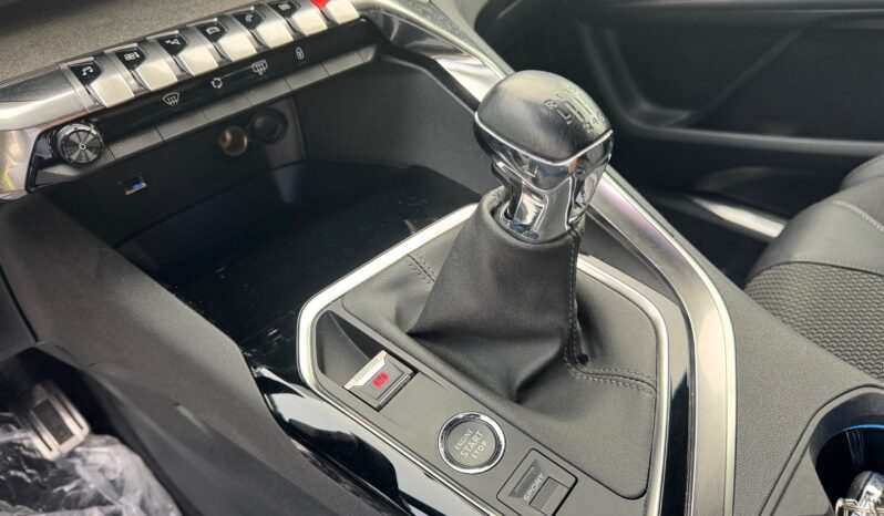 
								PEUGEOT 3008 1.2cc PureTech 130cv S&S GT full									