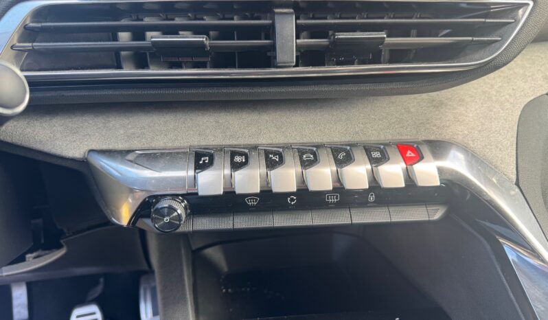 
								PEUGEOT 3008 1.2cc PureTech 130cv S&S GT full									