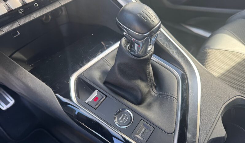 
								PEUGEOT 3008 1.2cc PureTech 130cv S&S GT full									