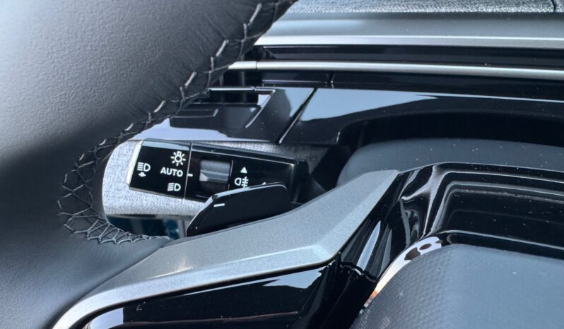 
								PEUGEOT NEW 3008 1.2cc HYBRID 145cv E-DCS6 ALLURE full									